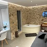 2-luxury Jacuzzi White By The Sea דירה *